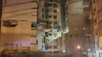 Un immeuble touché par une frappe aérienne israélienne à Beyrouth, le 18 mars 2026 au Liban