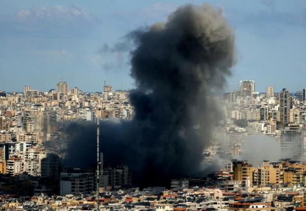 Un nuage de fumée noire au-dessus du site d'une frappe aérienne israélienne sur la banlieue sud de Beyrouth, le 9 mars 2026 au Liban