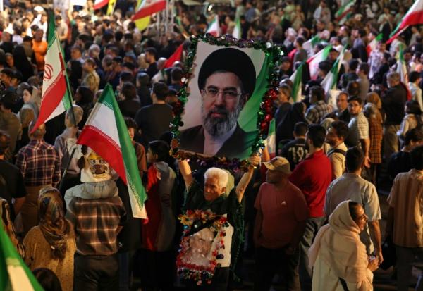 Un portrait du guide suprême iranien, l'ayatollah Mojtaba Khamenei, lors d'un rassemblement à Téhéran, le 13 mai 2026