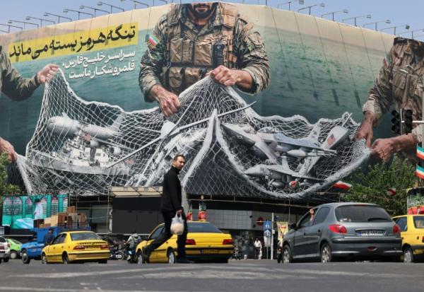 Une affiche géante "Le détroit d'Ormuz reste fermé", place de la Révolution à Téhéran, le 28 avril 2026 en Iran