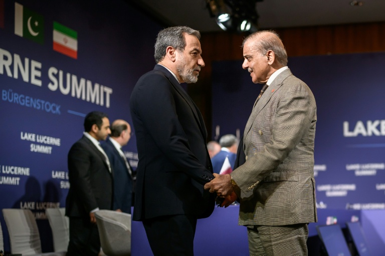 Le ministre iranien des Affaires étrangères Abbas Araghchi (à gauche) salue le Premier ministre pakistanais Shehbaz Sharif avant le début des négociations irano-américaines à Bürgenstock, en Suisse, le 21 juin 2026