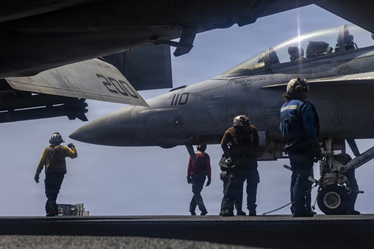 Photo diffusée par l'US Navy et le service des affaires publiques du Commandement central des États-Unis, le 28 mai 2026, un F/A-18F Super Hornet, sur le pont d'envol du porte-avions USS Abraham Lincoln, le 25 mai 2026