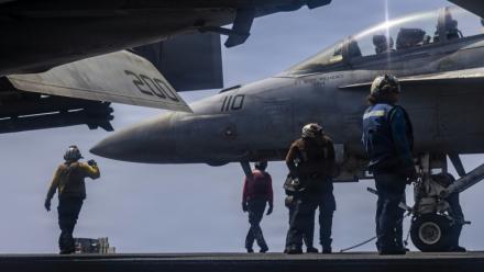 Photo diffusée par l'US Navy et le service des affaires publiques du Commandement central des États-Unis, le 28 mai 2026, un F/A-18F Super Hornet, sur le pont d'envol du porte-avions USS Abraham Lincoln, le 25 mai 2026