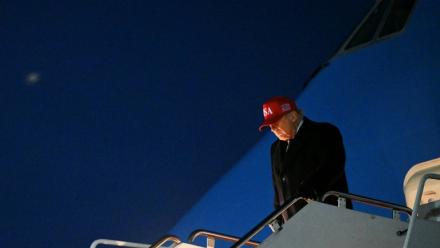 Le président américain Donald Trump arrive sur la base militaire Andrews le 1er mars 2026