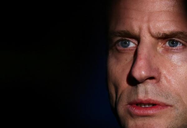 Le président Emmanuel Macron lors de sa visite sur le porte-avions Charles-de-Gaulle déployé en mer Méditerranée, le 9 mars 2026