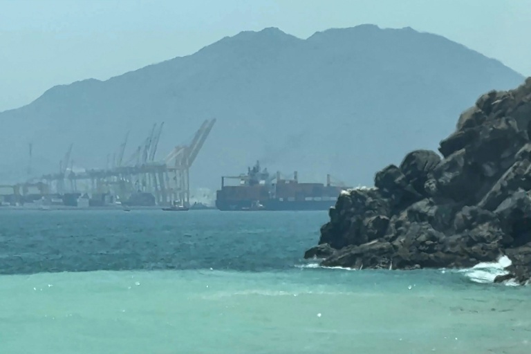 Image tirée d'une vidéo de l'AFPTV du 12 juillet 2026, montrant un navire près du détroit d'Ormuz, au large de la côte orientale des Émirats arabes unis, à Khor Fakkan