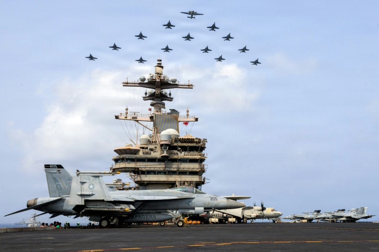 Photo publiée par l'US Navy le 15 juillet 2026 et prise le 30 juin 2026 par le service de communication du Commandement central des États-Unis  montrant des avions militaires en formation au-dessus du porte-avions USS George H.W. Bush en mer d'Arabie