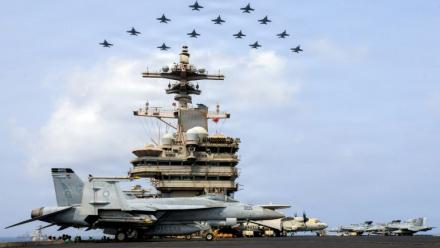 Photo publiée par l'US Navy le 15 juillet 2026 et prise le 30 juin 2026 par le service de communication du Commandement central des États-Unis  montrant des avions militaires en formation au-dessus du porte-avions USS George H.W. Bush en mer d'Arabie