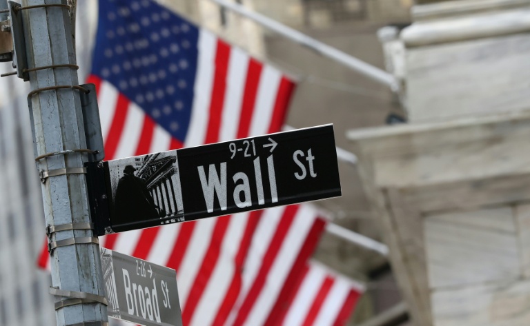 Un panneau Wall Street devant la Bourse de New York, le 6 mars 2026