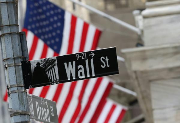 Un panneau Wall Street devant la Bourse de New York, le 6 mars 2026