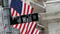 Un panneau Wall Street devant la Bourse de New York, le 6 mars 2026