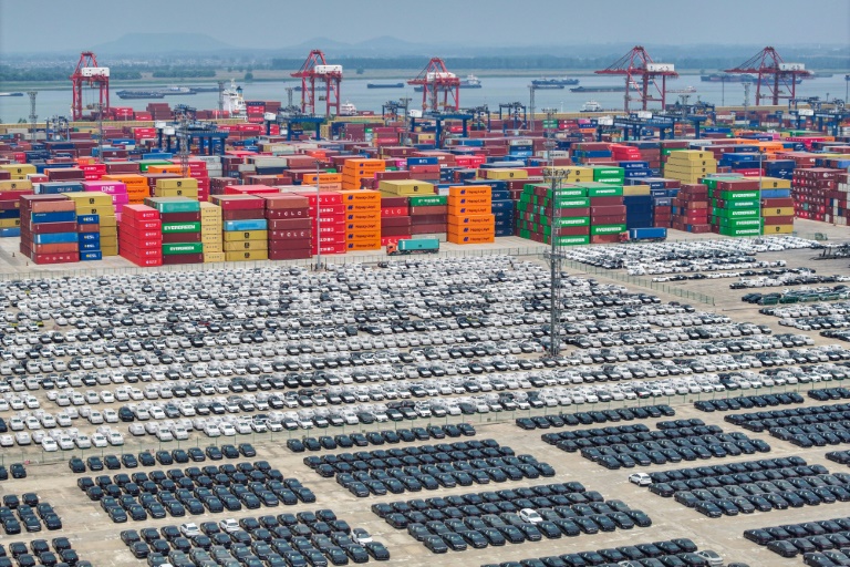 Des voitures chinoises prêtes pour l'exportation dans le port de Nanjing, dans l'est de la Chine, le 29 avril 2025