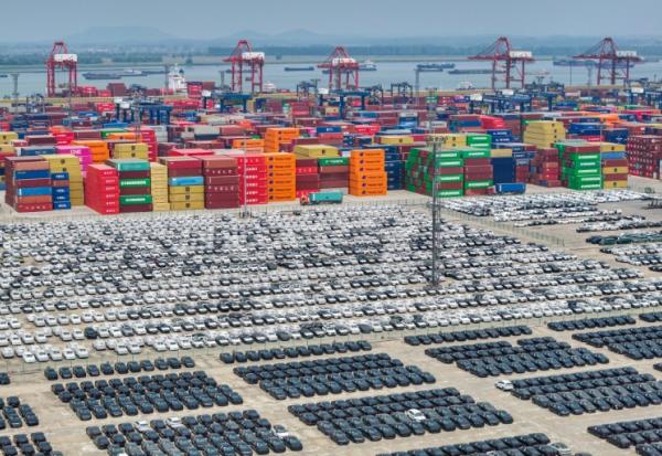 Des voitures chinoises prêtes pour l'exportation dans le port de Nanjing, dans l'est de la Chine, le 29 avril 2025