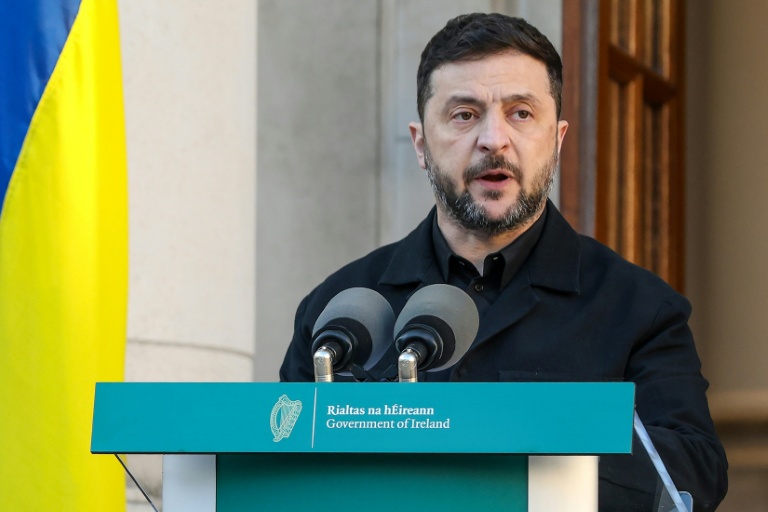 Le président ukrainien Volodymyr Zelensky lors d'une conférence de presse à Dublin, le 2 décembre 2025