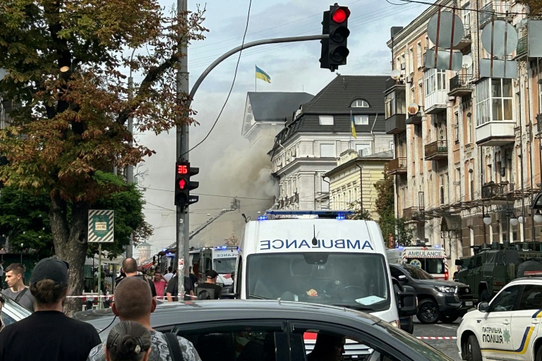 Incendie dans le centre de Kiev après une attaque de drone contre le siège des Services de sécurité ukrainiens (SBU), le 4 septembre 2026
