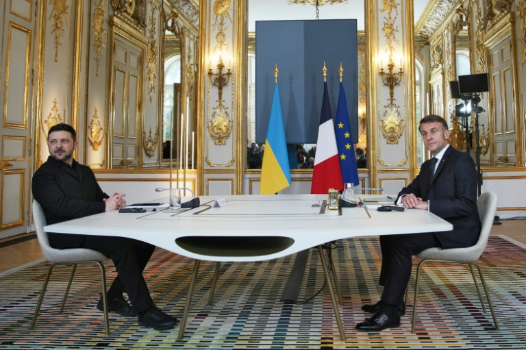 Le président ukrainien Volodymyr Zelensky, à gauche, et le président français Emmanuel Macron, à droite, le 1er décembre 2025, à l'Elysée, à Paris