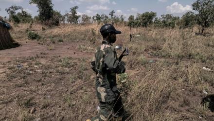Combattant d'une milice armée, à proximité d'une mine d'or artisanale à Mwala, dans la  province du Tanganyika, le 25 septembre 2026.