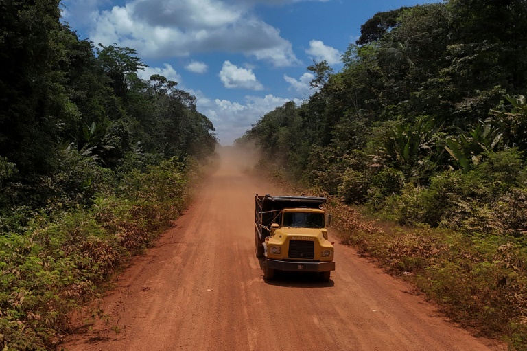 Un camion emprunte la piste reliant sur près de 500 km Georgetown, capitale du Guyana, à Lethem, dans le sud-ouest, à la frontière du Brésil, le 28 août 2025