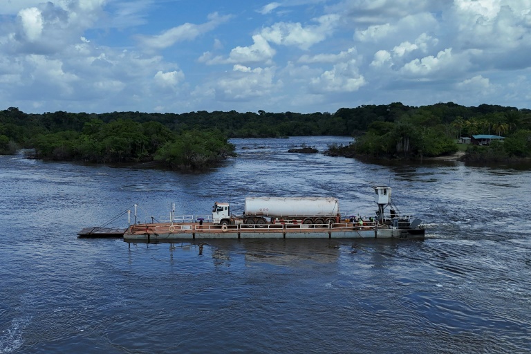 Un ferry sur le fleuve Essequibo, à Kurupukari, au Guyana, le 28 août 2025