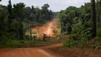 Un véhicule emprunte la route en terre reliant sur près de 500 km Georgetown, capitale du Guyana, à Lethem, dans le sud-ouest, à la frontière du Brésil, le 28 août 2025