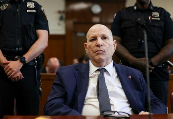 L'ancien producteur de cinéma hollywoodien Harvey Weinstein comparaît devant la Cour suprême pénale de New York lors de son nouveau procès à Manhattan, le 14 avril 2026