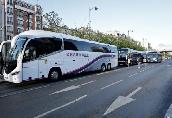 Des cars de tourisme se rassemblent à Paris en vue d'une opération escargot pour réclamer des aides afin de faire face à la hausse du carburant, le 30 mars 2026