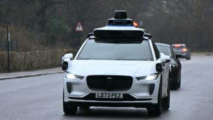 Un véhicule sans chauffeur de Waymo dans les rues du centre de Londres le 5 février 2026, peu après que la société ait annoncée qu'elle travaillait avec des partenaires à une offre de robotaxis dans cette ville.