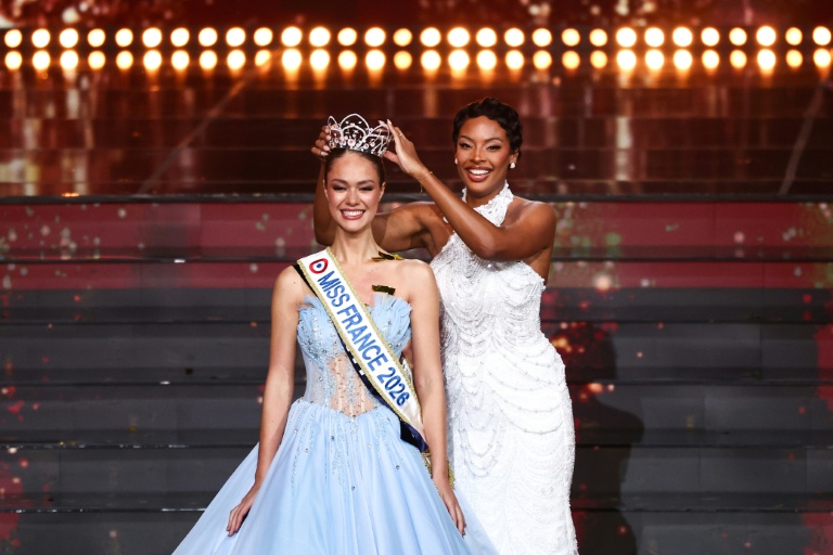 Miss Tahiti, Hinaupoko Devèze, est couronnée par la Miss France 2025 Angélique Angarni-Filopon lors du concours de beauté Miss France 2026 au Zénith d'Amiens, dans la Somme, le 6 décembre 2025