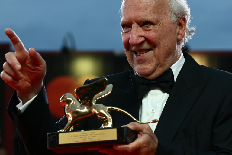Le réalisateur allemand Werner Herzog récompensé d'un Lion d'Or d'honneur pour l'ensemble de sa carrière lors de la cérémonie d'ouverture de la 82e Mostra de Venise, le 27 août 2025