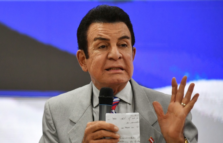 Salvador Nasralla, candidat à la présidence pour le parti libéral d'opposition, s'adresse à ses partisans à Tegucigalpa le 5 décembre 2025