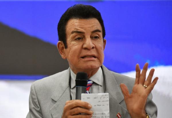 Salvador Nasralla, candidat à la présidence pour le parti libéral d'opposition, s'adresse à ses partisans à Tegucigalpa le 5 décembre 2025