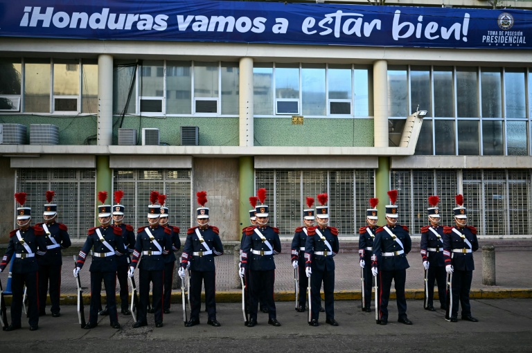 Des cadets militaires devant le Congrès national avant le début de la cérémonie d'investiture du président élu du Honduras, Nasry Asfura, le 27 janvier 2026 à Tegucigalpa