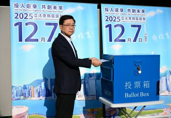Le chef de l'exécutif de Hong Kong, John Lee, vote lors des élections au Conseil législatif à Hong Kong, le 7 décembre 2025
