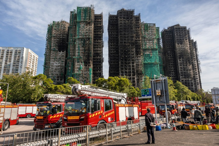 Les tours calcinées du complexe résidentiel Wang Fuk Court ravagé par un incendie, le 28 novembre 2025 à Hong Kong