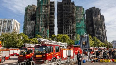 Les tours calcinées du complexe résidentiel Wang Fuk Court ravagé par un incendie, le 28 novembre 2025 à Hong Kong