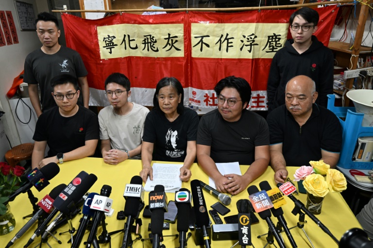 Des membres de la Ligue des Sociaux-Démocrates (LSD), qui était l'un des derniers partis d'opposition encore actifs à Hong Kong, lors d'une conférence de presse, le 29 juin 2025 à Hong kong