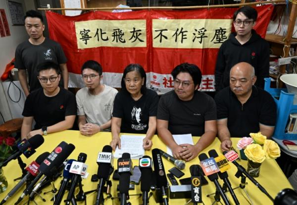 Des membres de la Ligue des Sociaux-Démocrates (LSD), qui était l'un des derniers partis d'opposition encore actifs à Hong Kong, lors d'une conférence de presse, le 29 juin 2025 à Hong kong
