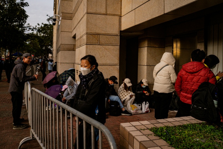 Des personnes font la queue pour entrer au tribunal afin d'entendre le verdict dans le procès de Jimmy Lai, à Hong Kong, le 15 décembre 2025