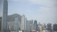 Une barge porte-conteneurs à vide traverse le port de Victoria à Hong Kong, le 16 avril 2025