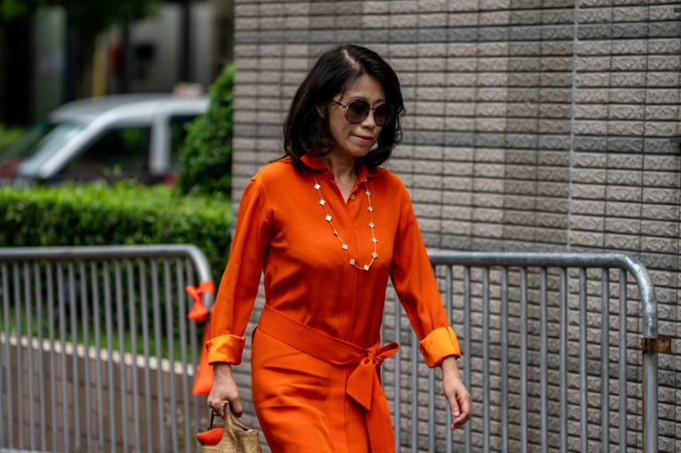 Teresa Lai, la femme de Jimmy Lai, arrive au tribunal de West Kowloon où se déroule le procès de son mari, le 28 août 2025 à Hong Kong