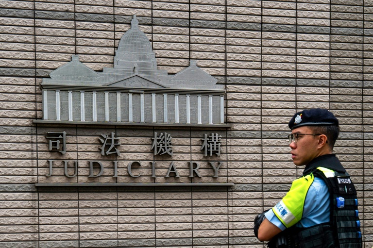 Un policier monte la garde devant le tribunal de West Kowloon où se déroule le procès du magnat des médias emprisonné Jimmy Lai, le 28 août 2025 à Hong Kong