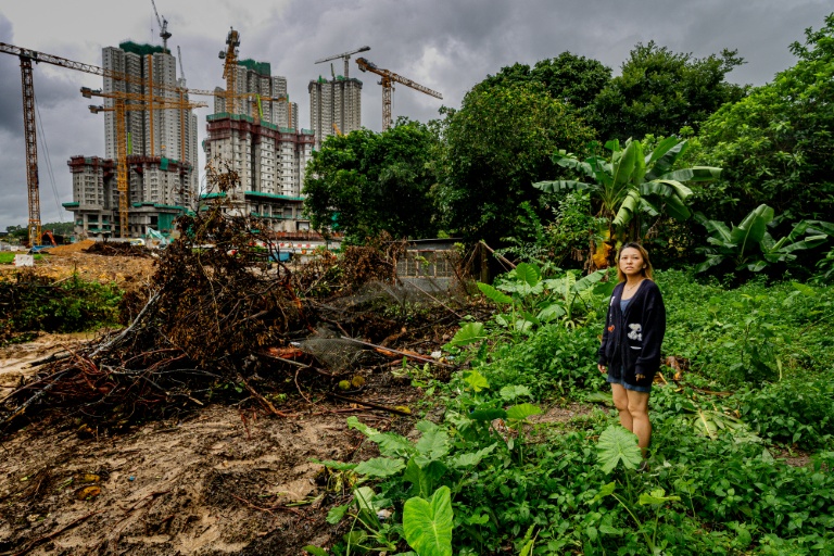 Niki So, une habitante de Kwu Tung dont la maison doit être démolie par les autorités pour faire place à un vaste projet de pôle technologique, le 17 juin 2026 dans les Nouveraux Territoires à Hong Kong