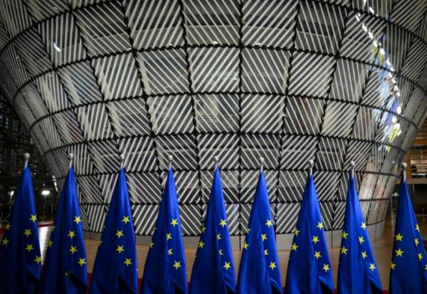 Des drapeaux de l'Union européenne à Bruxelles, le 18 décembre 2024