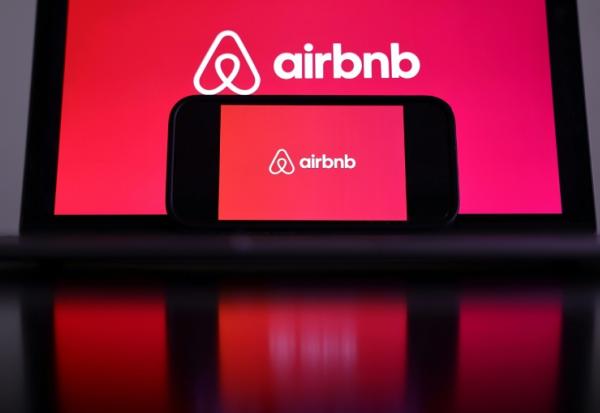 Airbnb se voit désormais en véritable intermédiaire de réservation, empiétant sur le terrain de Booking.com et Expedia