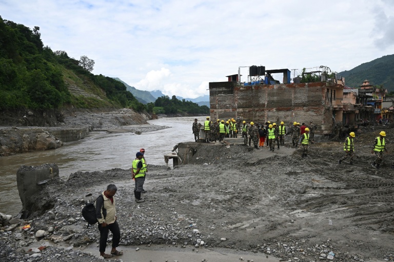Des membres de l’armée népalaise se préparent à construire un pont au-dessus de la rivière Trishuli à Devighat, dans le district de Nuwakot au Népal, le 3 septembre 2026