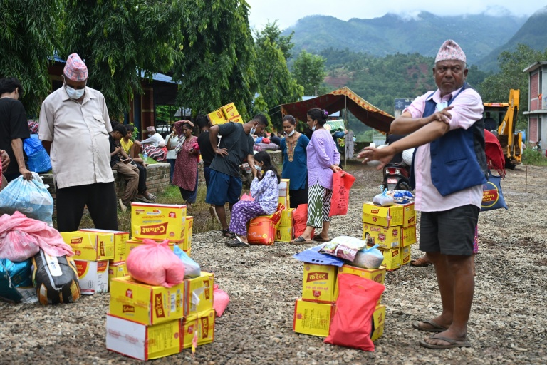 Des rescapés de la crue dévastatrice se rassemblent pour recevoir une aide dans un camp à Devighat, dans le district de Nuwakot au Népal, le 3 septembre 2026