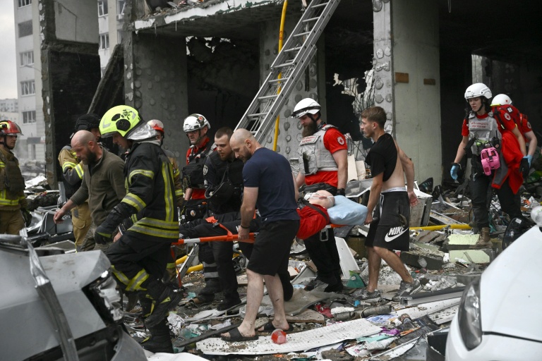 Evacuation d'un blessé après un bombardement russe à Kiev, le 6 juillet 2026