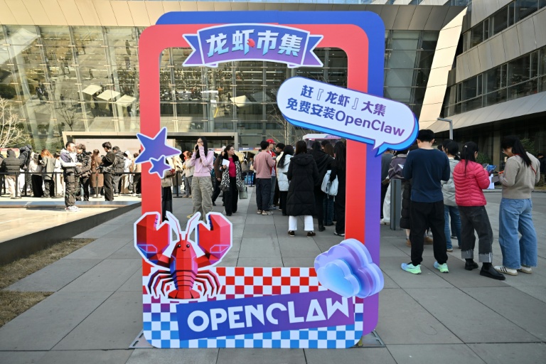 Des personnes font la queue au siège de Baidu pour faire installer OpenClaw, un assistant IA open source, sur leurs ordinateurs portables, le 11 mars 2026 à Pékin