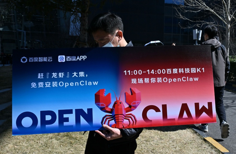 Une affiche présentant OpenClaw, un assistant IA open source, le 11 mars 2026 à Pékin