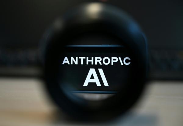 Vue du logo de la start-up Anthropic sur l'écran d'un téléphone, le 10 juin 2026 à Bruxelles